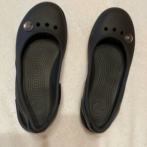Girl’s black slip on crocs size 1